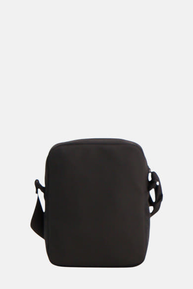 Zwarte schoudertas van TOMMY JEANS, met een schouderriem en een rechthoekige vorm.