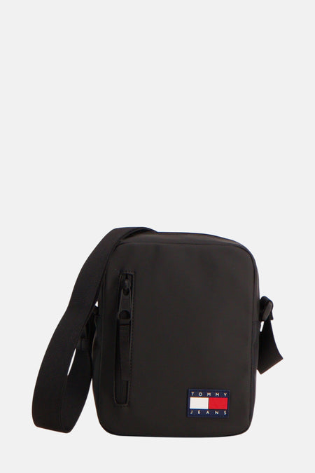 Zwarte Tommy Jeans schoudertas met een verstelbare schouderriem en het iconische logo.