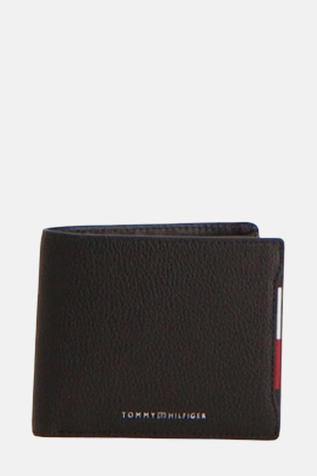 Zwarte leren portefeuille van Tommy Jeans met zichtbaar merklogo.