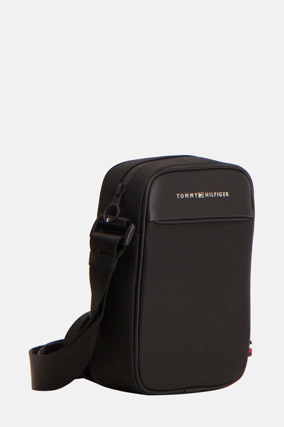 Sac bandoulière noir de TOMMY JEANS avec logo argenté, et une bandoulière réglable.