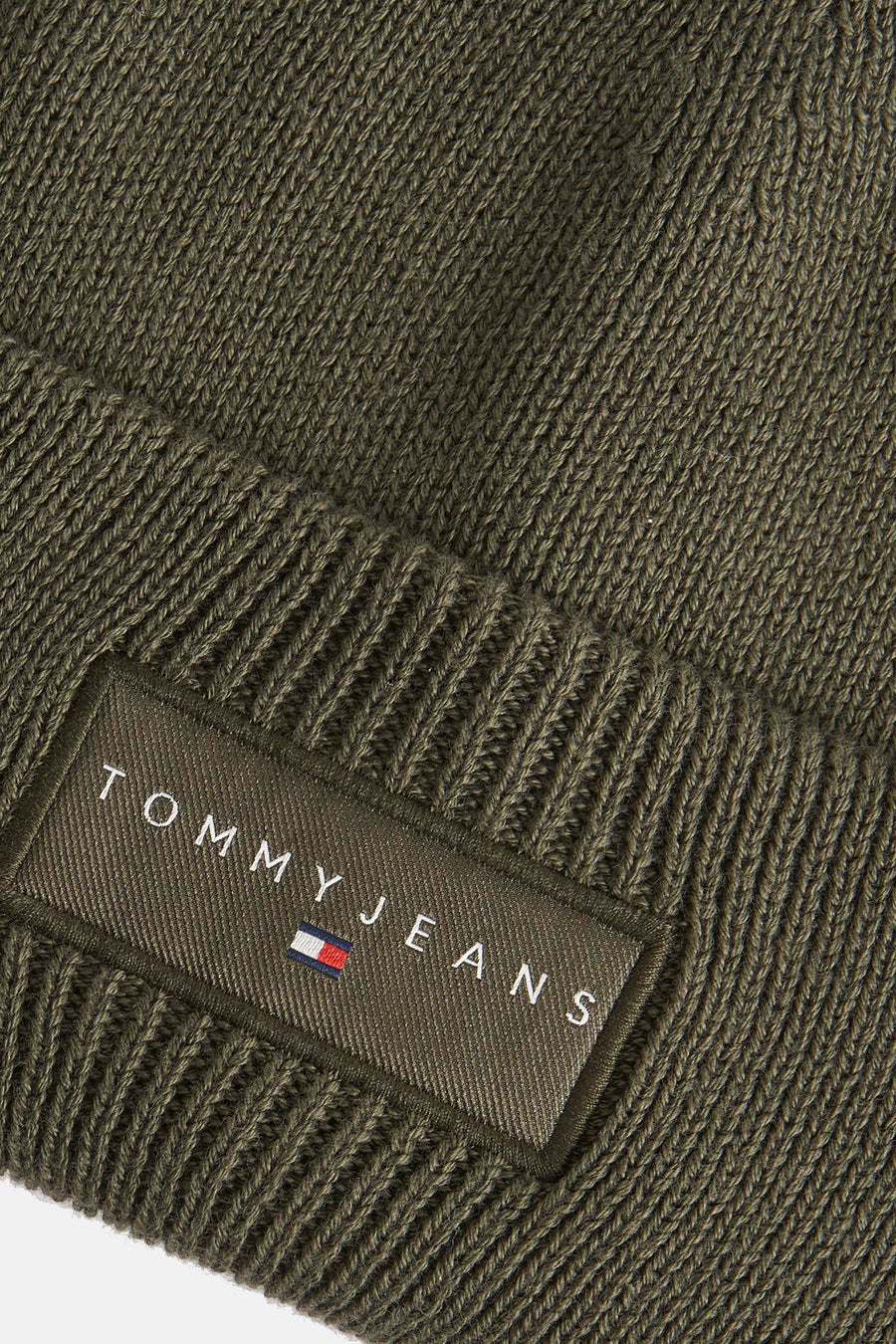 Kaki gebreide muts van Tommy Jeans, met een rechthoekig logo-label op de rand.