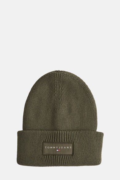 Kaki gebreide muts van Tommy Jeans, met een logo-embleem op de omgeslagen rand.