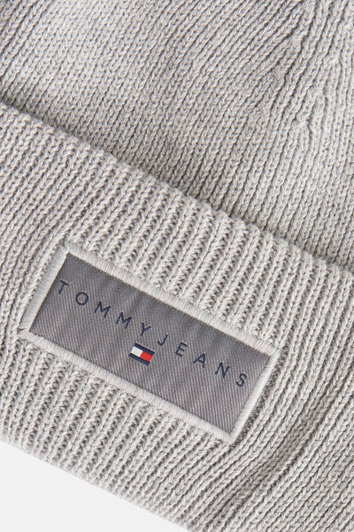 Bonnet gris en tricot de Tommy Jeans avec logo rectangulaire ton sur ton.