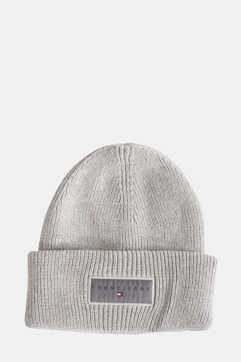 Bonnet gris en tricot de Tommy Jeans, avec un logo rectangulaire sur le bord replié.