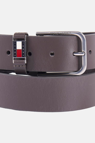 Ceinture marron de TOMMY JEANS avec boucle en métal argenté et logo de la marque.