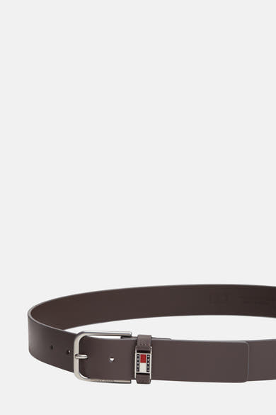 Bruine leerriem van TOMMY JEANS met zilveren haak en driekleurig logo.