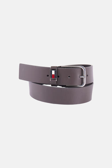 Ceinture marron en cuir, de Tommy Jeans, avec une boucle argentée portant le logo de la marque.
