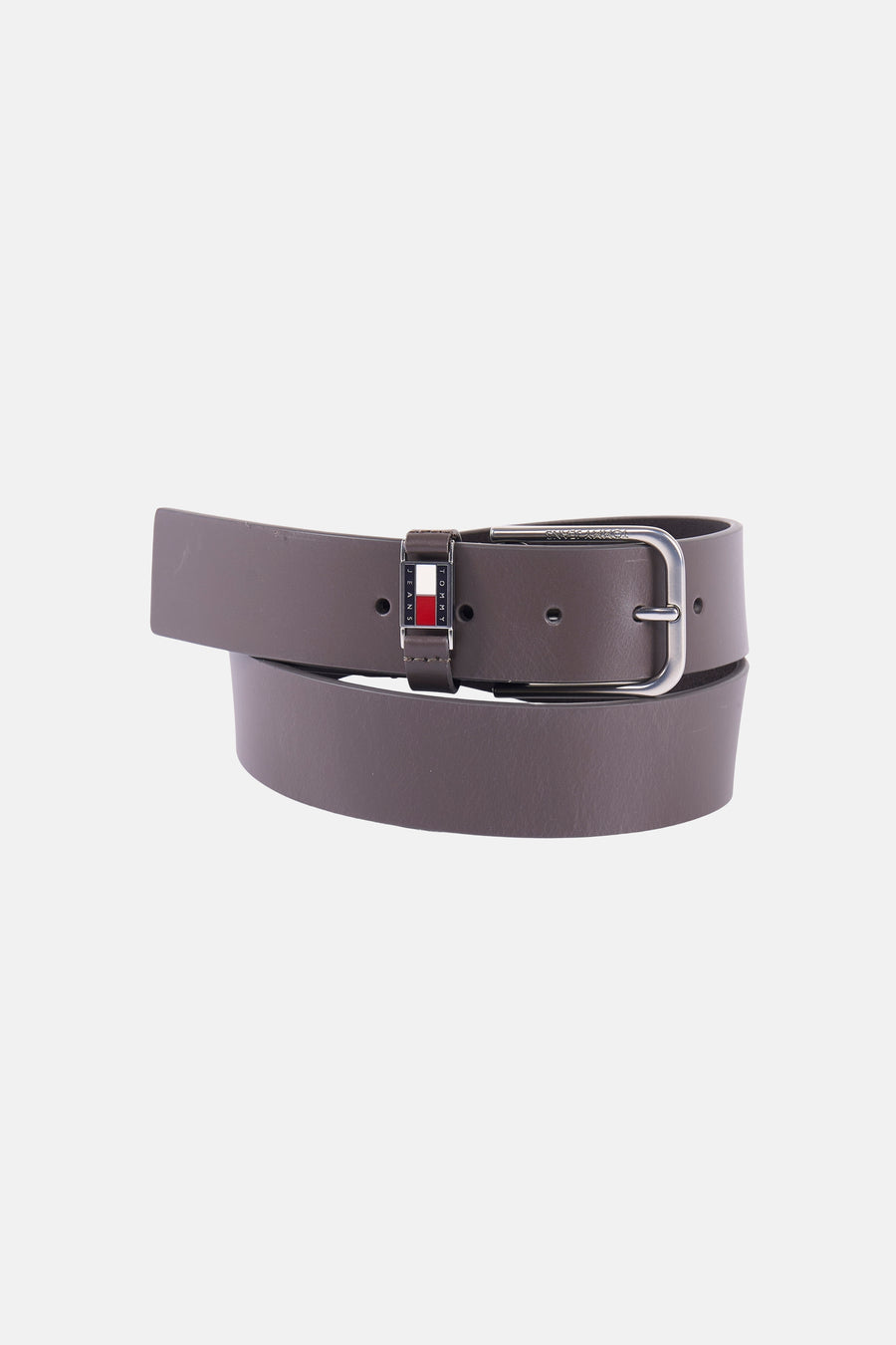 Ceinture marron en cuir, de Tommy Jeans, avec une boucle argentée portant le logo de la marque.