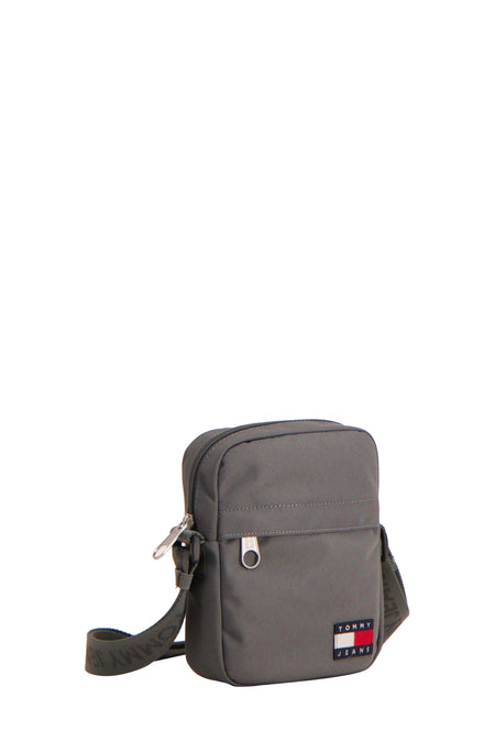 Sac bandoulière gris de TOMMY JEANS avec bandoulière en tissu et logo de la marque.