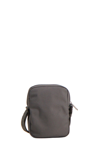 Sac bandoulière gris de TOMMY JEANS avec fermeture éclair argentée et bandoulière en tissu.