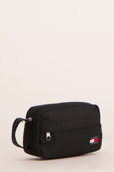 Zwarte toilettas van Tommy Jeans met zilveren ritssluiting en een polsband met logo.
