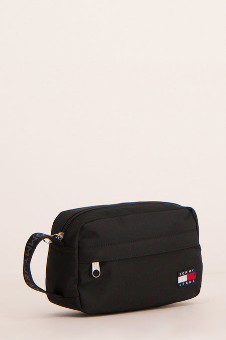Trousse de toilette noire de Tommy Jeans avec fermeture éclair argentée et une dragonne logotypée.