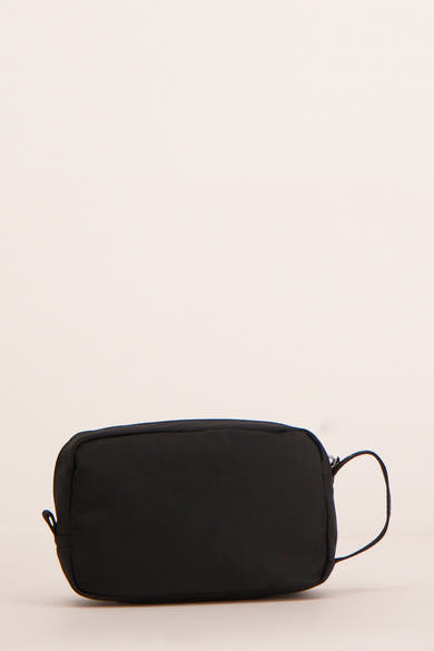Trousse de toilette noire de TOMMY JEANS, avec une poignée sur le côté droit.