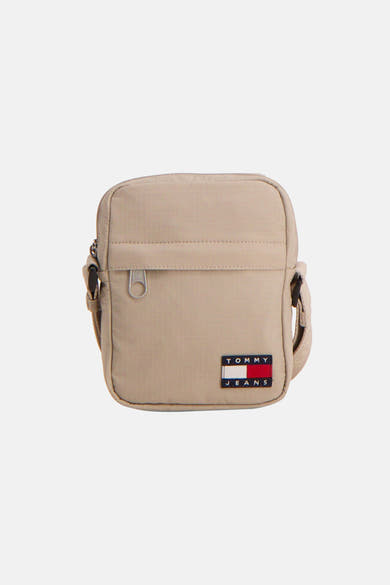 Sac à bandoulière beige de TOMMY JEANS, avec une texture quadrillée et un logo rectangulaire.