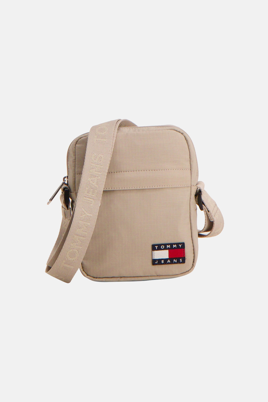 Sac à bandoulière beige de TOMMY JEANS, avec une bandoulière à logo et un patch logo tricolore.