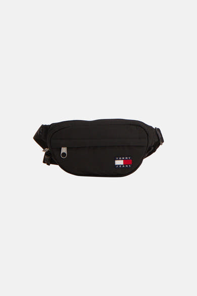 Sac banane noir de Tommy Jeans, avec logo rectangulaire rouge, blanc et bleu.