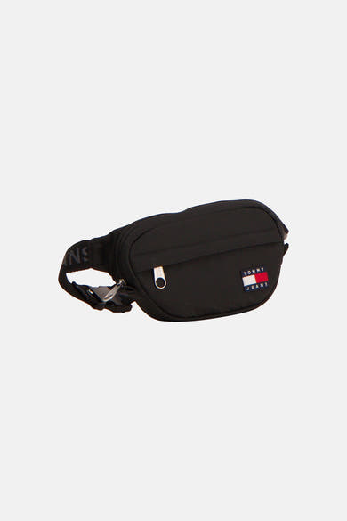Zwarte heuptas van TOMMY JEANS met iconisch vlaglogo en zilverkleurige ritssluiting.
