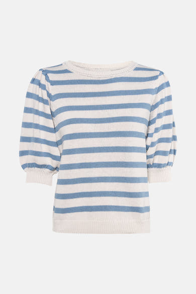 Multikleuren rondehals trui van AMELIE ET AMELIE, horizontale strepen, gedragen met een wijde jeans en witte sneakers.