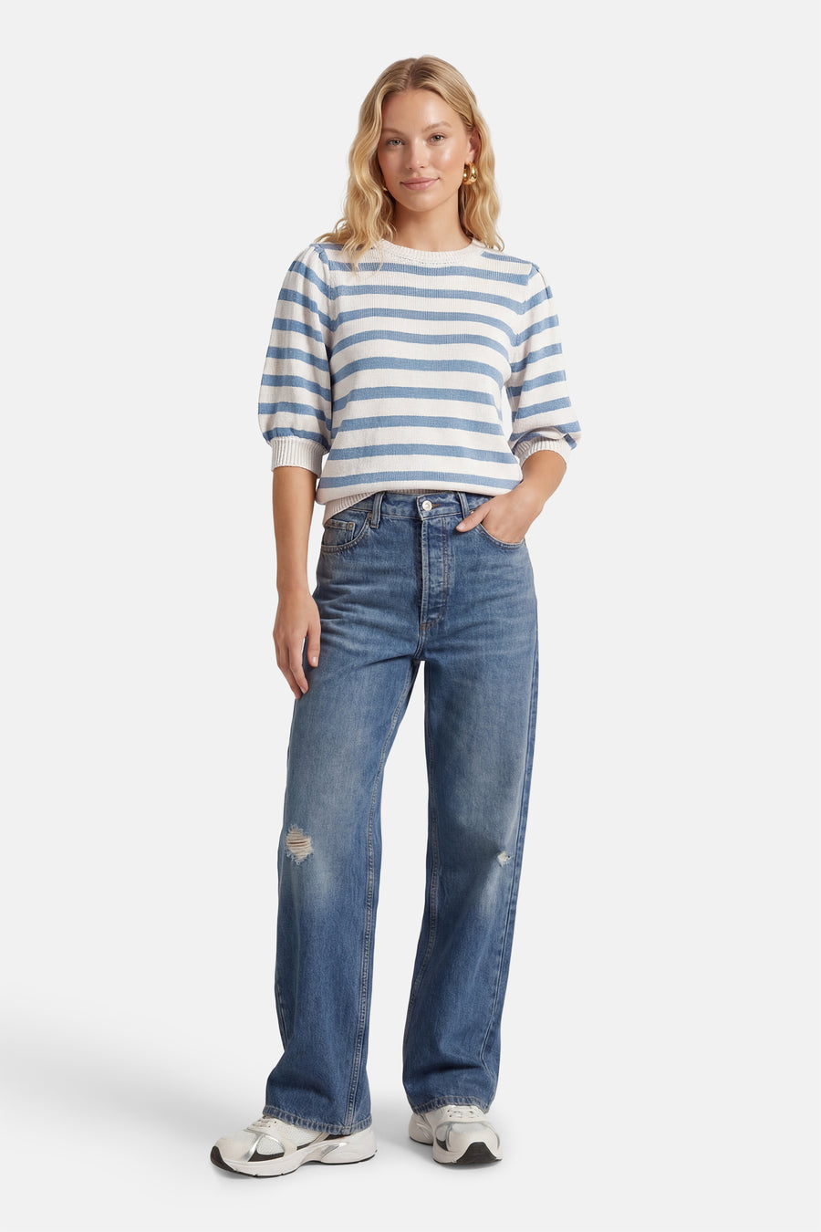 Pull à col rond multicolore par AMELIE ET AMELIE, rayures horizontales, porté avec un jean ample et des baskets blanches.