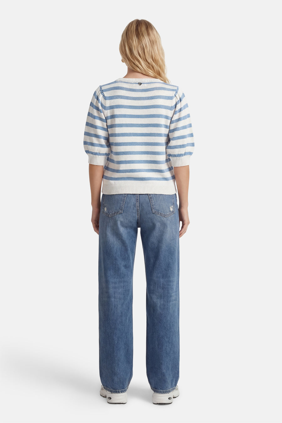 Multikleuren rondehals trui van AMELIE ET AMELIE, blauwe en witte horizontale strepen, gedragen met een wijde blauwe jeans.
