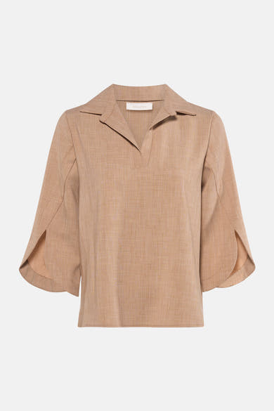 3/4 bruine blouse van AMELIE ET AMELIE, gedragen met een uitlopende jeans en naaldhakken.