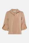 3/4 bruine blouse van AMELIE ET AMELIE, gedragen met een uitlopende jeans en naaldhakken.