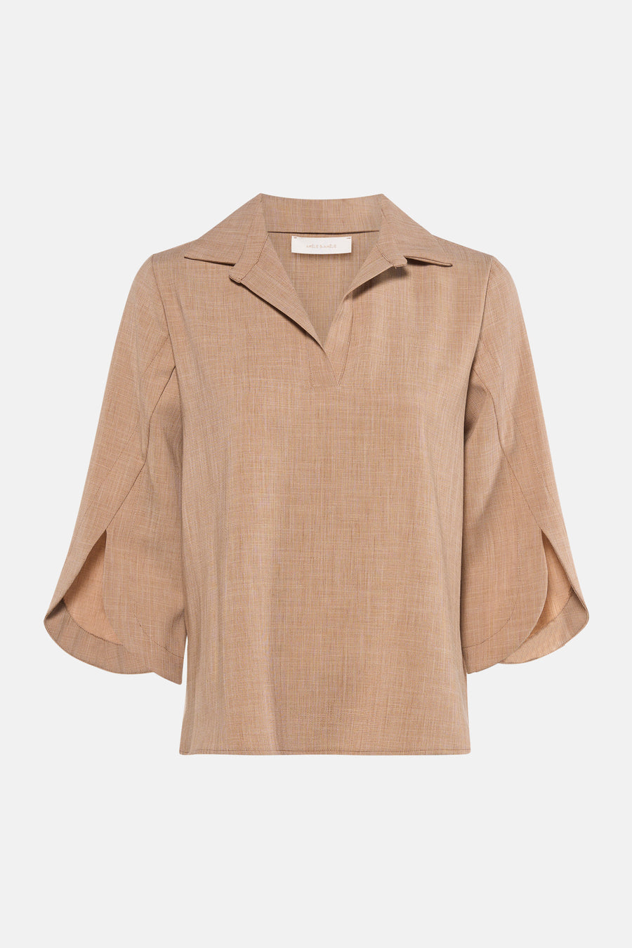 3/4 bruine blouse van AMELIE ET AMELIE, gedragen met een uitlopende jeans en naaldhakken.