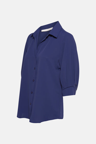 Chemisier bleu à manches trois-quarts par AMELIE ET AMELIE, avec fermeture boutonnée et col classique.