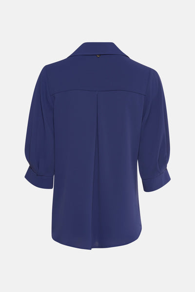 Chemise bleue à manches longues par AMELIE ET AMELIE, avec pli creux au dos et coupe droite.