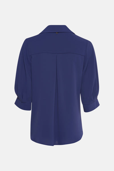 Chemise à manches longues bleue par AMELIE ET AMELIE, vue de dos, avec col et détail de pli creux.