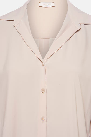 Beige blouse met korte mouwen van AMELIE ET AMELIE, met een klassieke kraag en een discrete knoopsluiting.