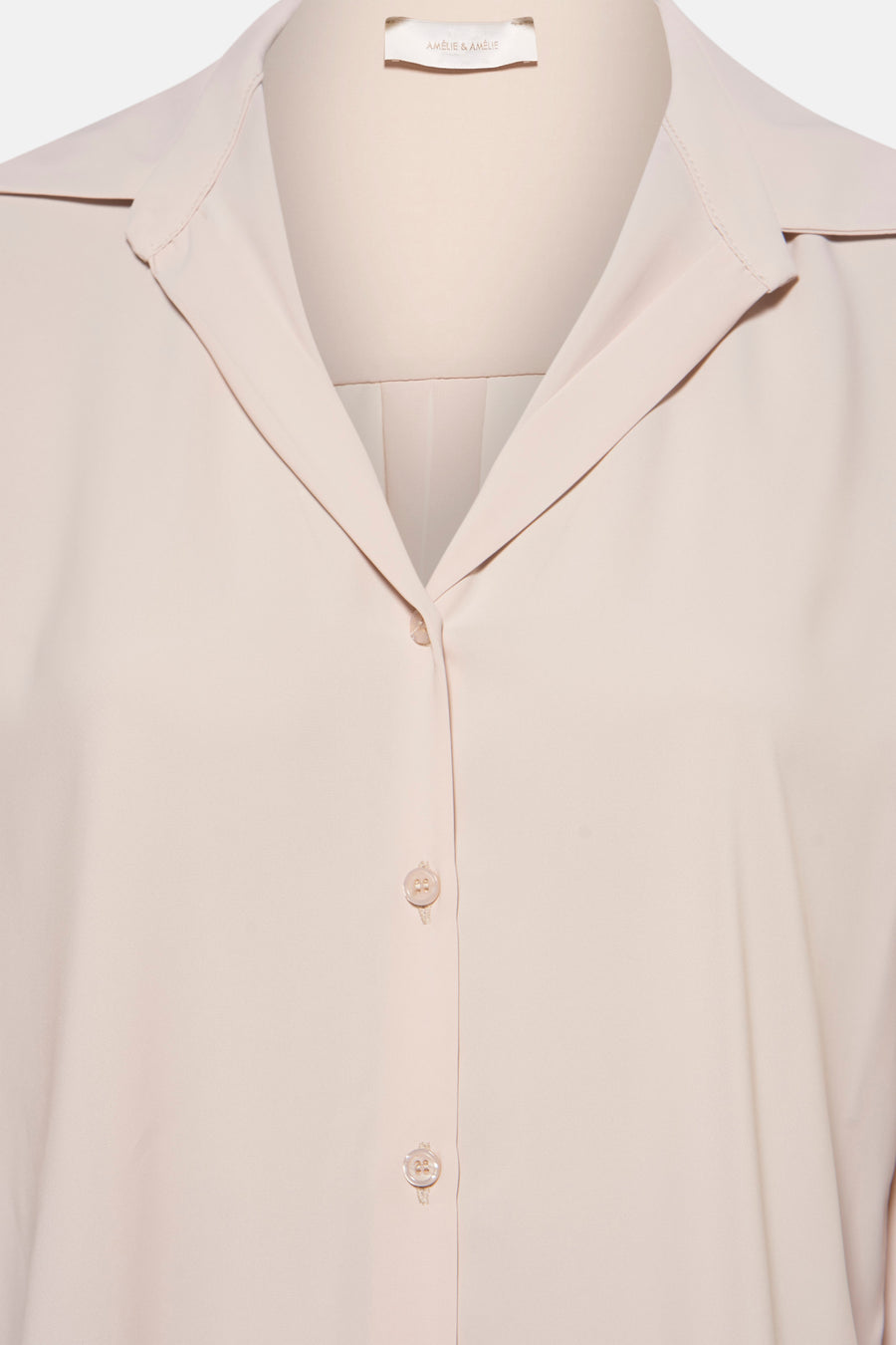 Beige blouse met korte mouwen van AMELIE ET AMELIE, met een klassieke kraag en een discrete knoopsluiting.