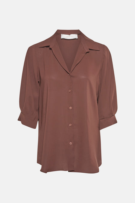 Chemise marron à manches courtes par AMELIE ET AMELIE, coupe ample, patte de boutonnage sur le devant.
