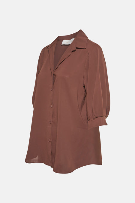 Chemise marron à manches courtes par AMELIE ET AMELIE, avec une patte de boutonnage et un col tailleur.