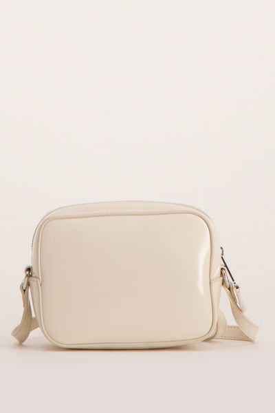 Sac à bandoulière écru de TOMMY JEANS, avec fermeture éclair argentée et bandoulière ton sur ton.