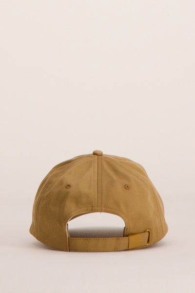 Beige pet van TOMMY JEANS, van achteren gezien, met verstelbare sluiting en ventilatiedetails.