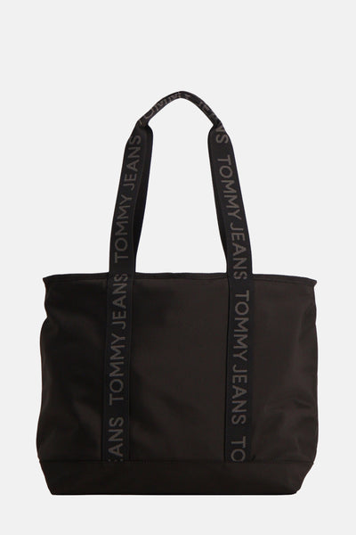 Sac à main noir de TOMMY JEANS avec des anses portant le nom de la marque.