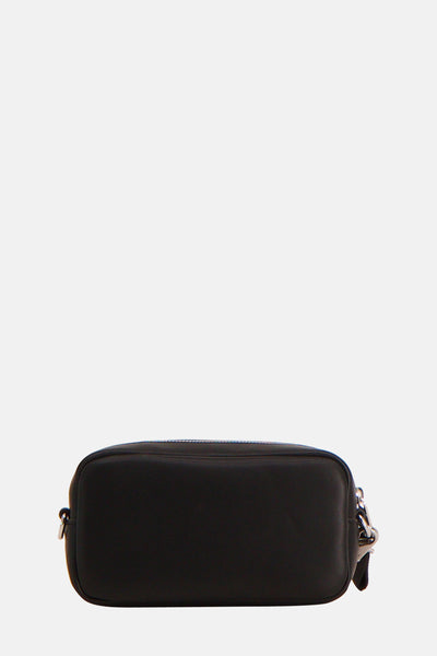 Sac à bandoulière noir de TOMMY JEANS avec une fermeture éclair et une bandoulière argentée.