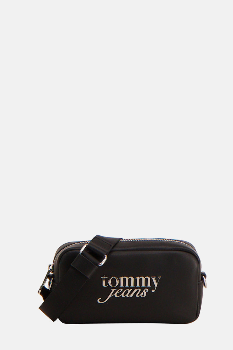 Sac à bandoulière noir de Tommy Jeans avec logo argenté sur le devant.