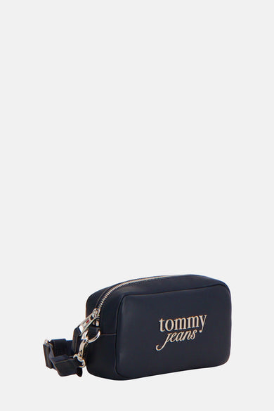 Sac à bandoulière bleu de Tommy Jeans, avec fermeture éclair argentée et logo argenté sur le devant.
