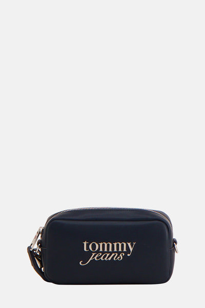 Sac à bandoulière bleu marine de Tommy Jeans avec fermeture éclair argentée et logo sur le devant.

