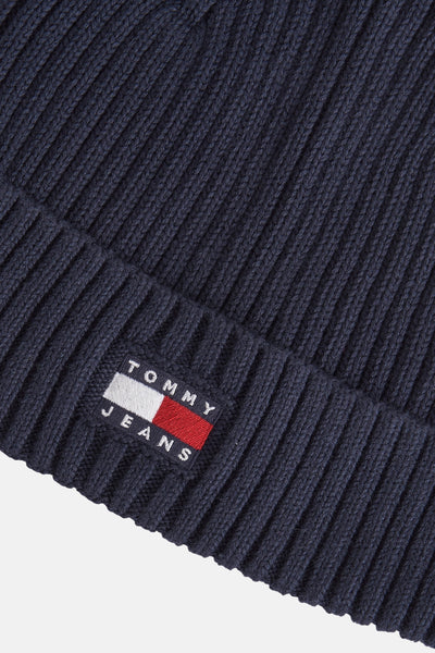Blauwe muts van TOMMY JEANS, in ribgebreide stof met geborduurd vlaglogo.