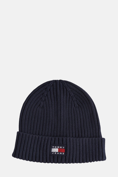 Blauwe gebreide muts van Tommy Jeans, met een merklogo aan de voorkant.