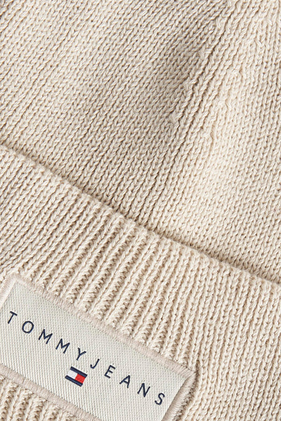 Beige geribde gebreide muts van Tommy Jeans, met zichtbaar logo-label.