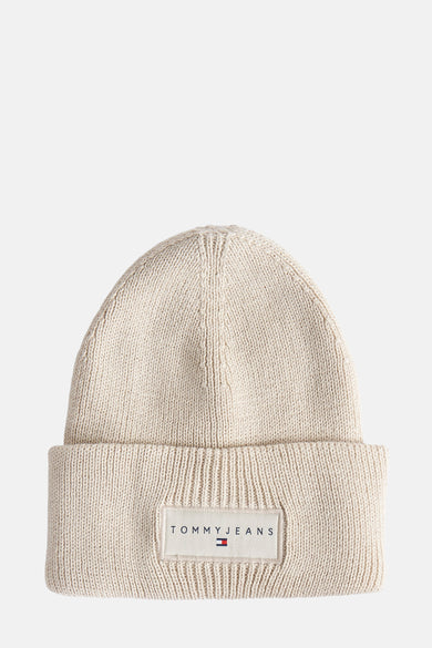 Beige gebreide muts van Tommy Jeans, met een logopatch op de rand.