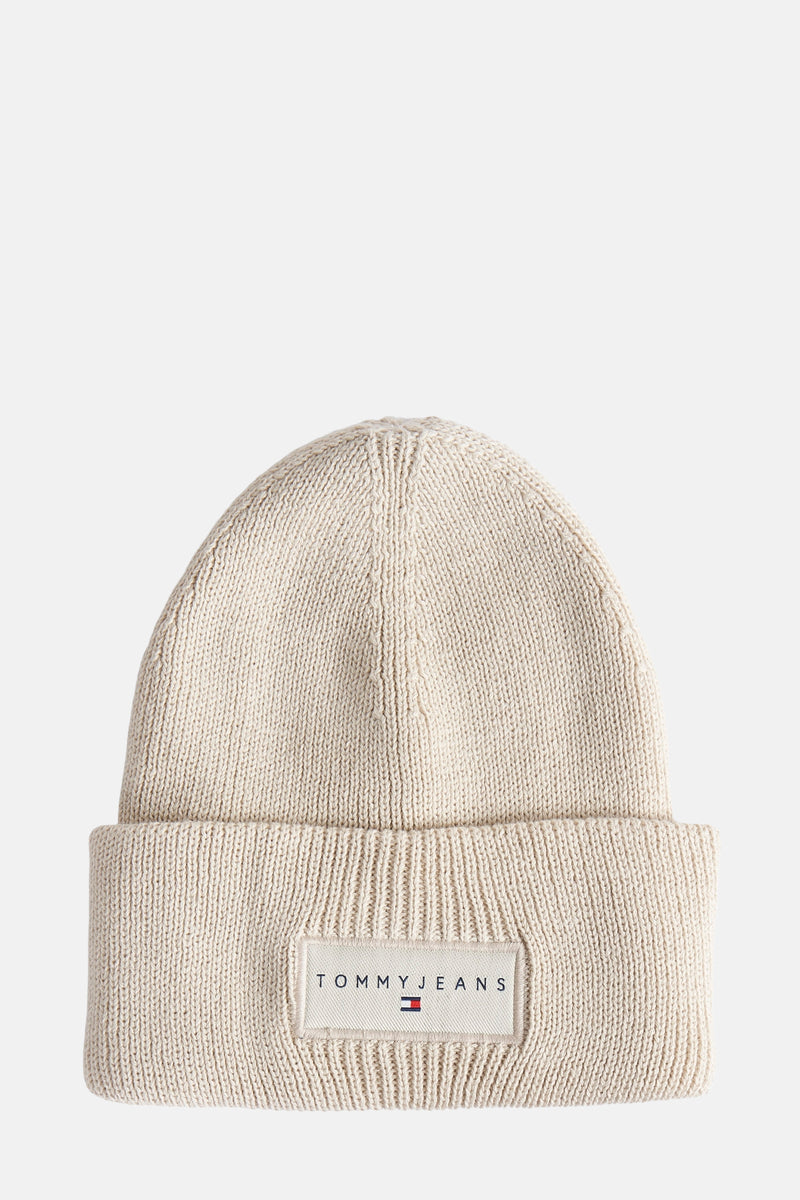 Beige gebreide muts van Tommy Jeans, met een logopatch op de rand.