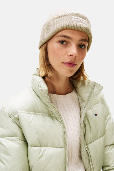 Beige muts van TOMMY JEANS, in ribgebreide stof, met een merkpatch op de rand.
