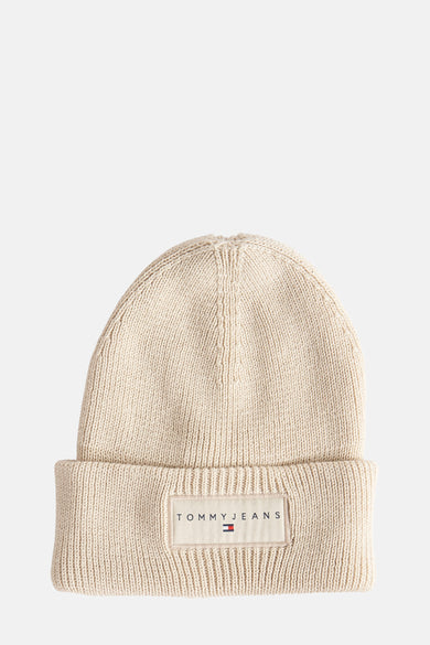 Beige muts van TOMMY JEANS, in ribgebreide stof, met een logo-embleem aan de voorkant.