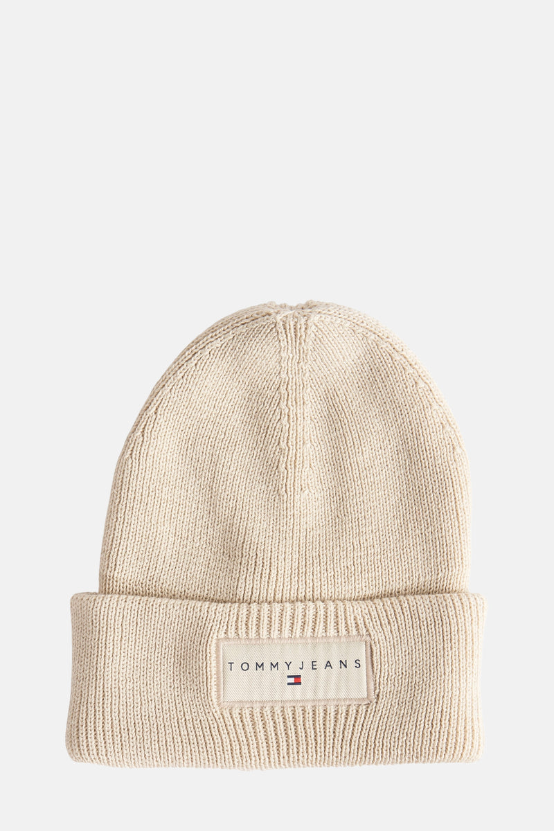 Beige muts van TOMMY JEANS, in ribgebreide stof, met een logo-embleem aan de voorkant.