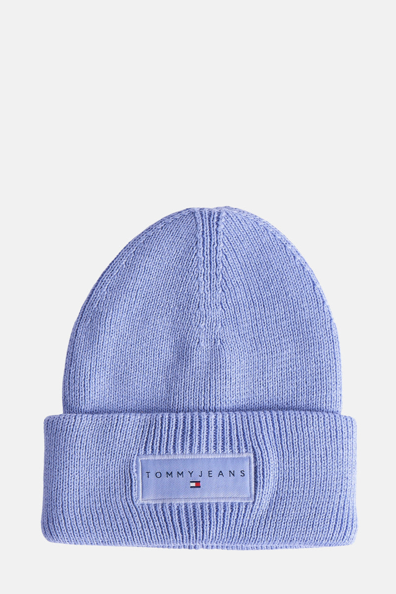 Blauwe muts van TOMMY JEANS in ribgebreide stof met rechthoekig logo op de rand.